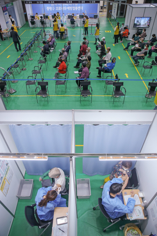 국내에서 신종 코로나바이러스감염증(코로나19) 백신 접종이 시작된 지 100일을 이틀 앞둔 3일 오전 서울 중랑문화체육관에 마련된 접종센터에서 시민들이 백신 접종을 받고 있다. 연합뉴스